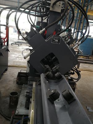Γκρίζα CNC χρώματος γωνίας Punching και κουράς μηχανή με Punching τη δύναμη 1000kN