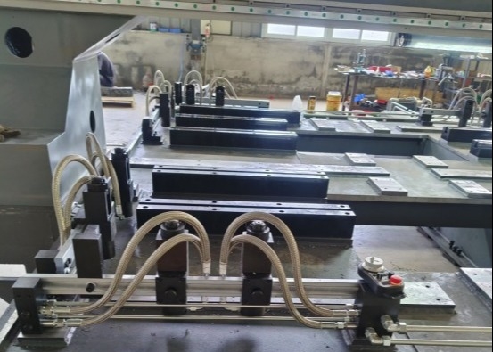 Αυτόματη μηχανή διάτρησης πλακών CNC με δύναμη σύσφιξης 7.5KN, πλάτος T-slot 28mm, ισχύς ψύξης 0.45KW