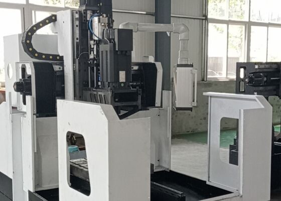 Μηχανή διάτρησης και φρεζαρίσματος πλάκας CNC τύπου γερανού για βιομηχανική χρήση με μεταφορέα απορριμμάτων