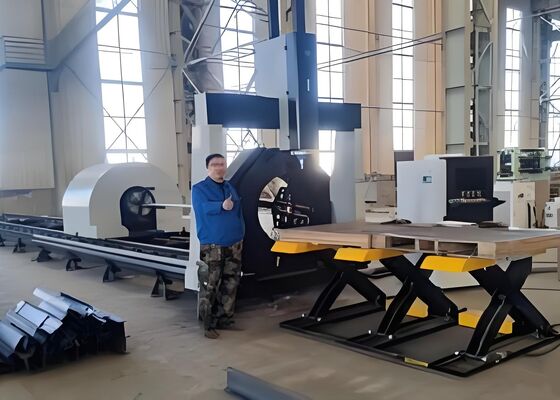 Μοντέλο LC2412 Μηχανή κοπής σωλήνων με λέιζερ CNC Χρησιμοποιήστε τη δύναμη λέιζερ MAX6000