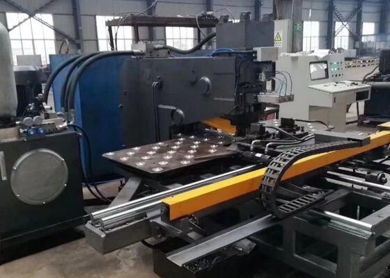 180mm Στροφή του τρυπάνιου σπινδύλα Cnc πλάκα τρυπήματος μηχανή για το πύργο μετάδοσης