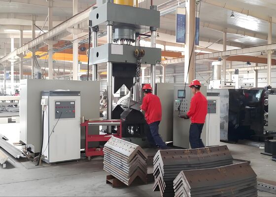 3150KN Δεξαμενή λαδιού Πίεση CNC Γωνιακή Μηχανή Κάμψης Θέρμανσης που χρησιμοποιείται στη βιομηχανία σιδηροπύργων
